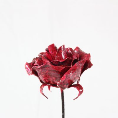 Rose rouge en métal sur pied