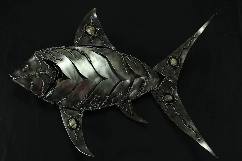 Sculpture de poisson en métal