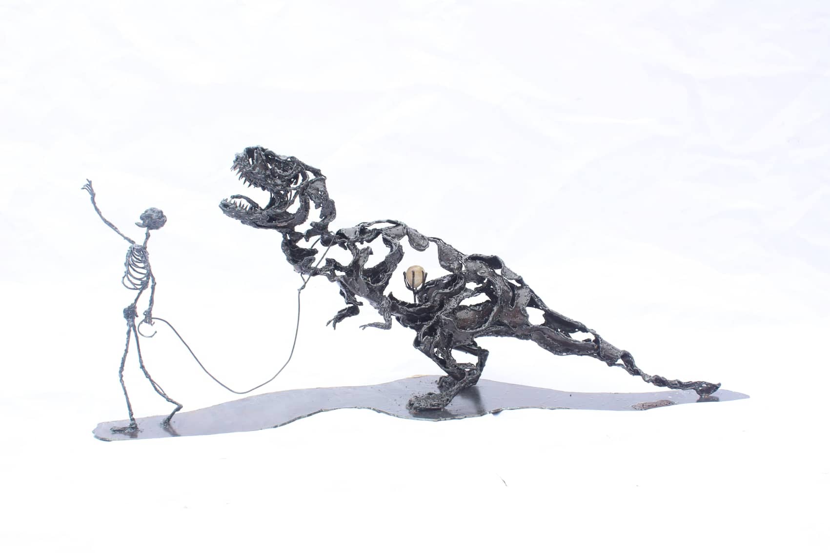 T-Rex et son humain - Sculpture métallique